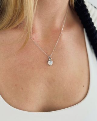 ✨ Jemná krása v každém detailu ✨ Krásný řetísek s přívěskem ve tvaru srdce doplněný elegantními náušnicemi se zirkonem –...