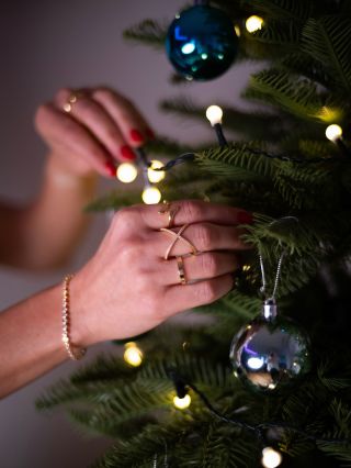 Stromeček zdobený, světýlka září… 🎄✨ A co vy? Máte už vymyšlený svůj vánoční outfit? Nezapomeňte, že šperky jsou tím...