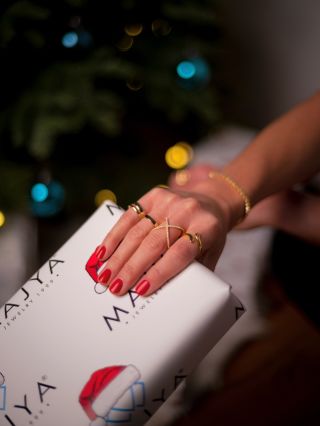 ✨ Už se těšíte na chvíli, kdy pod stromečkem objevíte šperk od MAJYA? 🎄💎 Tušíte, že tam na vás něco krásného čeká? Nebo to...